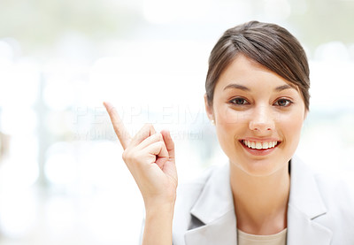 Young business woman pointing at copyspace