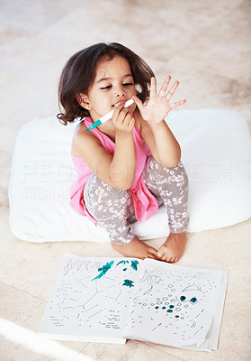 Little girl playing with felt pen