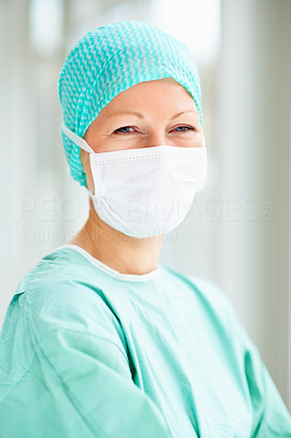 Closeup of a female surgeon wearing a face mask
