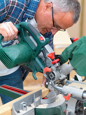 Carpenter using an electric saw