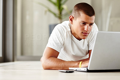 Smart young guy surfing on laptop - Indoor