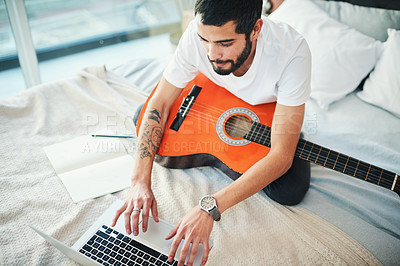 I\'m taking virtual lessons to learn more about playing the guitar